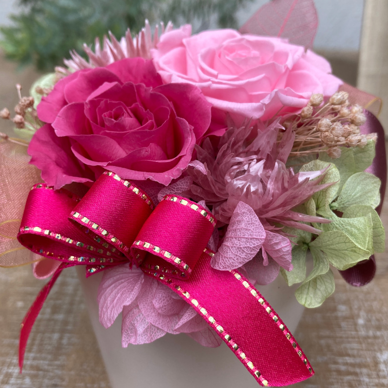 可愛いローズを使ったプリザーブドフラワーアレンジ（ピンク）