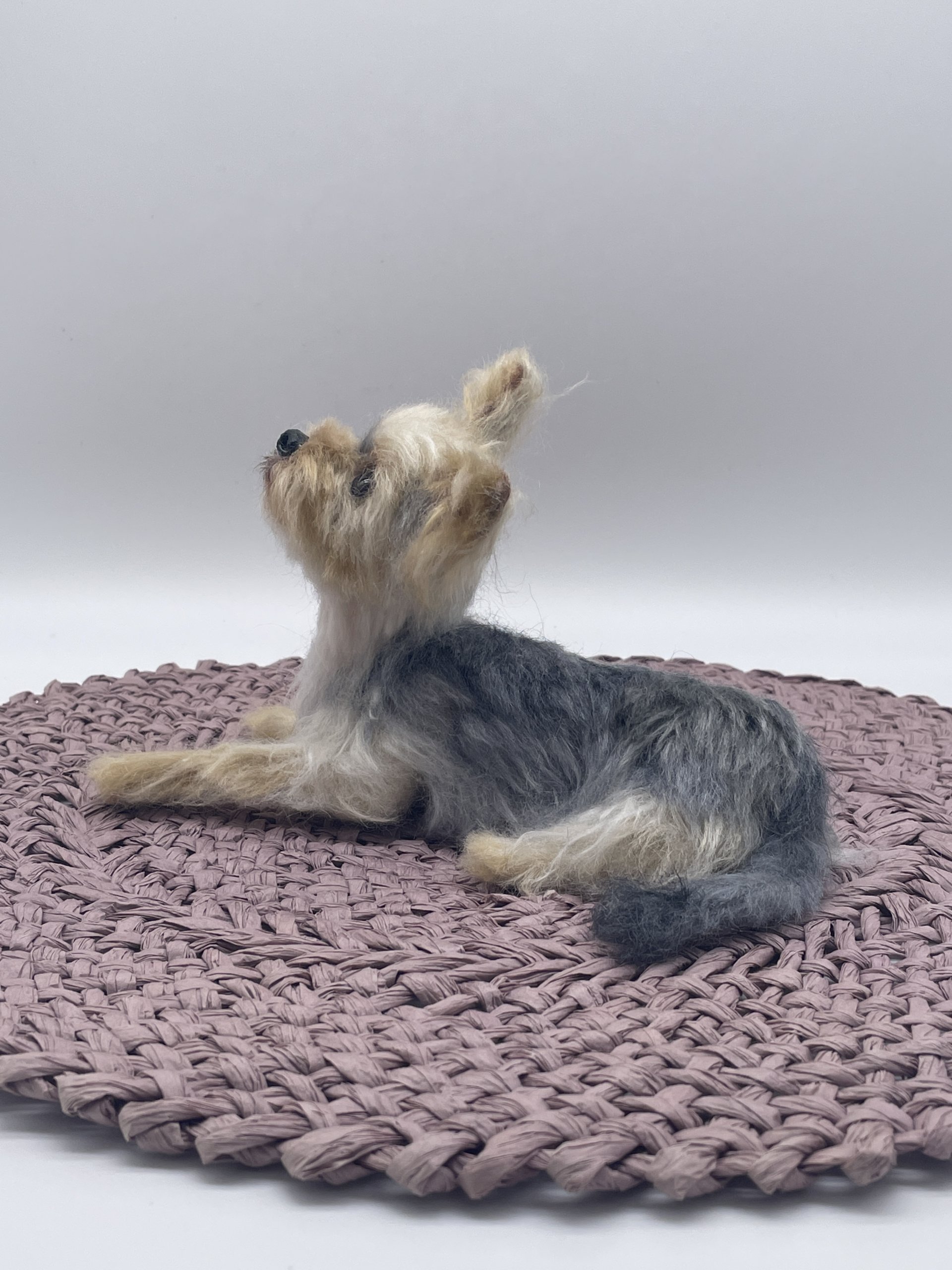 羊毛フェルトでモヘア等ツヤのある植毛でヨークシャーテリアを制作