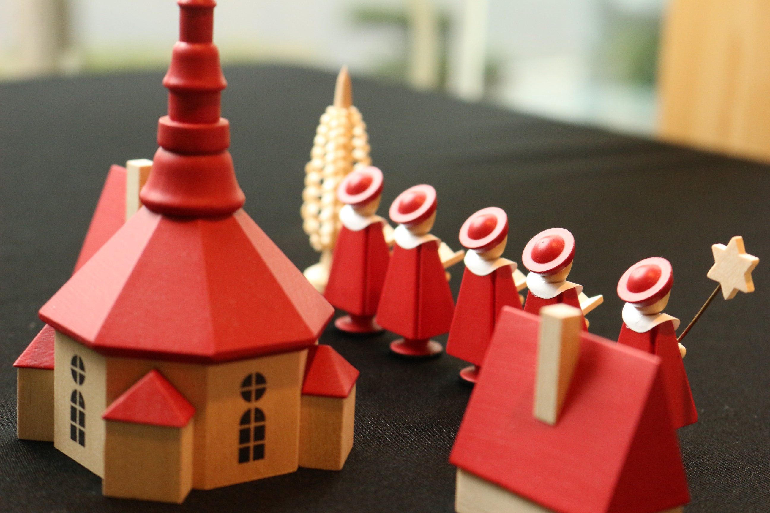 赤い聖歌隊と教会 クリスマスオーナメント ドイツ 木製 ザイフェン