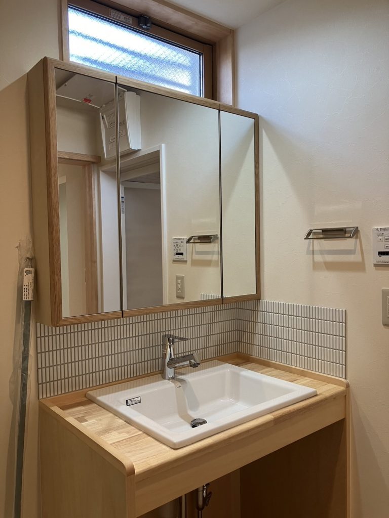 三面鏡のオーダーメイドの洗面化粧台｜厚木市の優建築工房の住まい