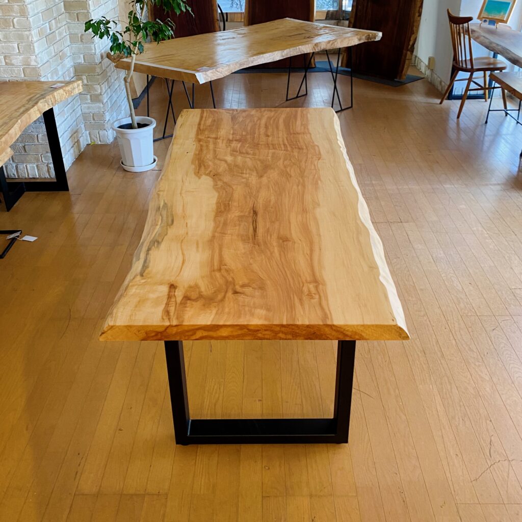 栃(トチ)一枚板【TT57042】〈状態〉ウレタン塗装幅:1815奥:820-870厚