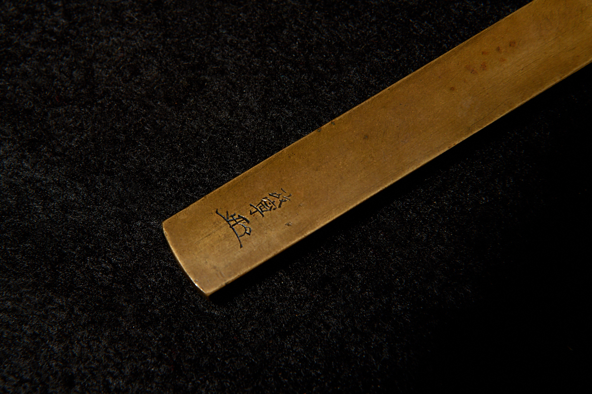 06-016 保存刀装具 政寧 三国志図 小柄 真鍮磨地 | 日本刀専門店【勇進