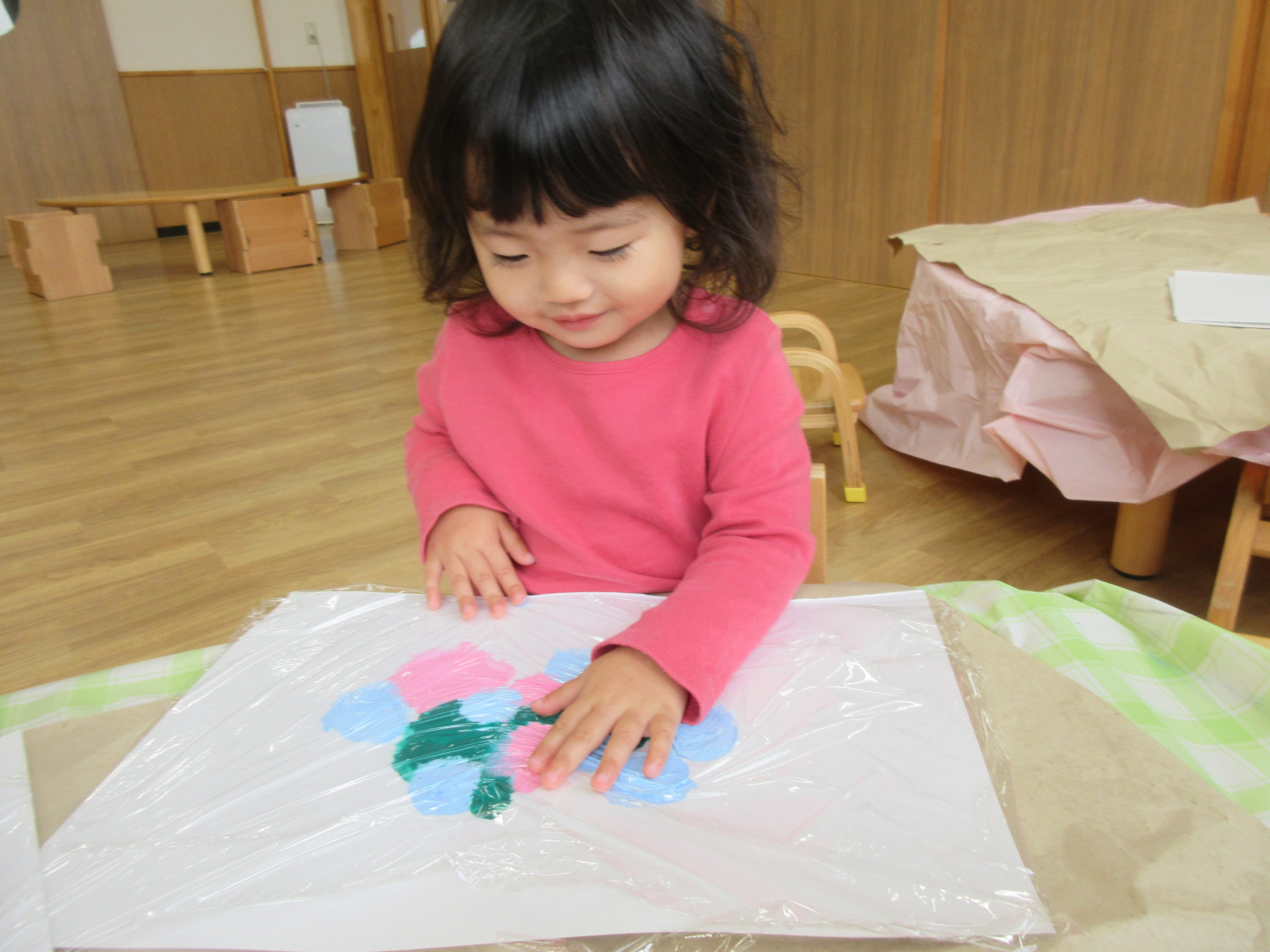 ☺白根おおぞら保育園 1歳児つぼみぐみ 】手に付かない👐絵の具の感触