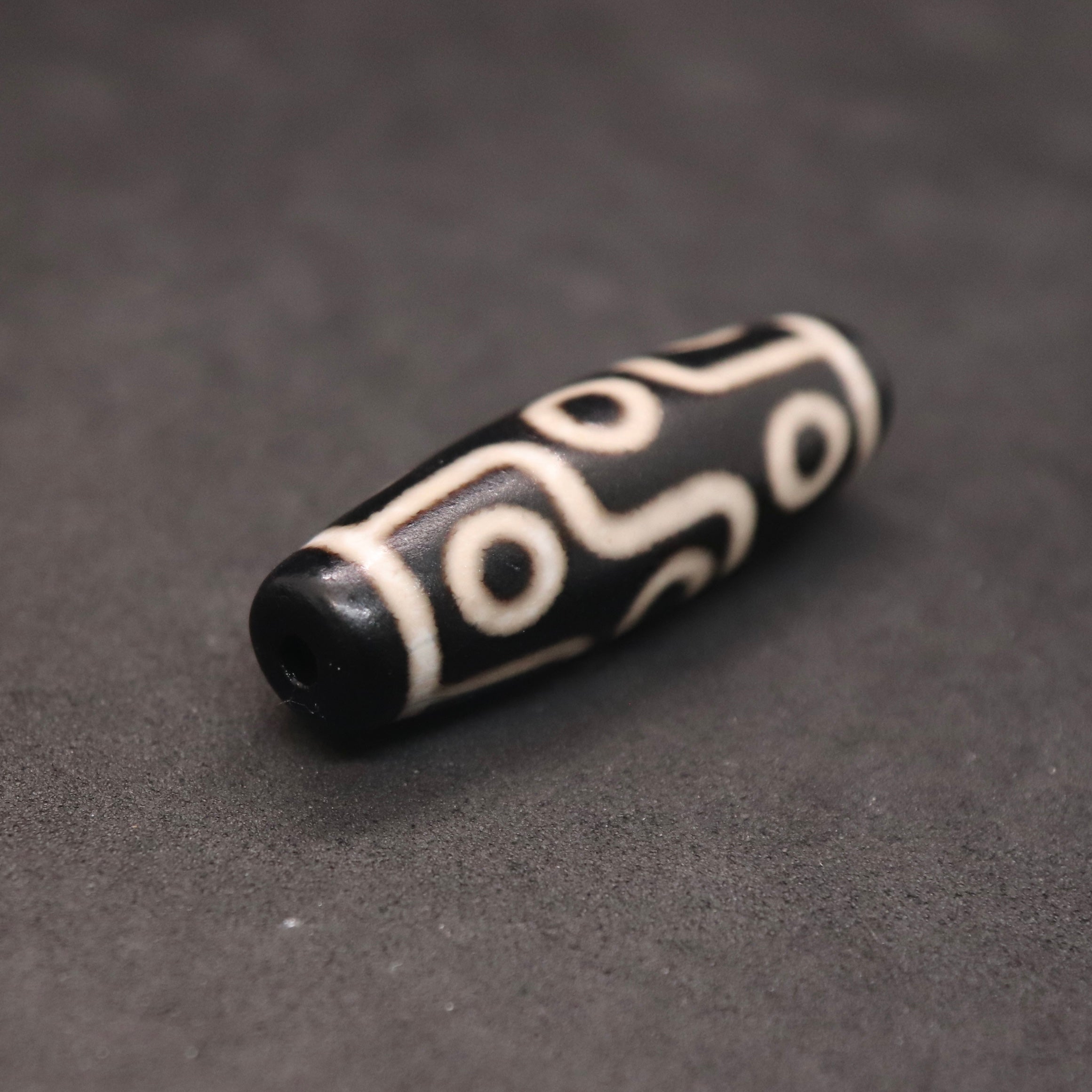 右下がり九眼天珠38.3㎜ – 天然石屋 優月堂