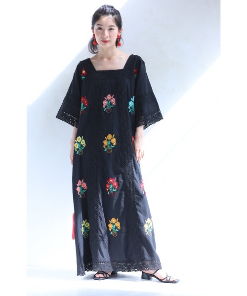 cawaii ワンピース （黒）色とりどりな花刺繍を施したロングワンピース
