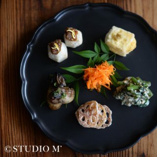 スタジオエムの器「椿 輪花皿 赤絵」