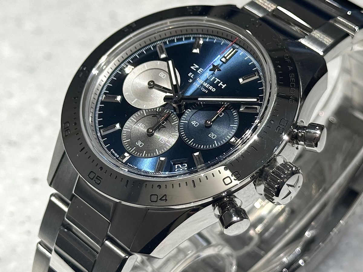 メタリックブルーが輝く文字盤が星空を思い起こさせる『クロノマスター