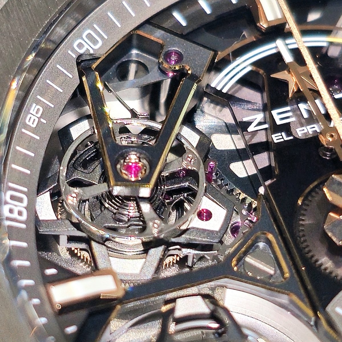 ゼニスの技術を極限まで高めた世界最高峰のクロノグラフ「デファイ