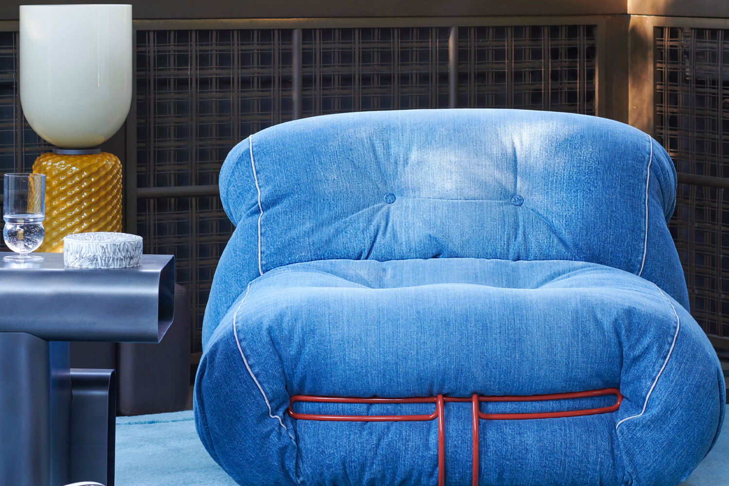 Cassina】日本製のデニムを纏ったソファを国内限定で発売 | 0LDK