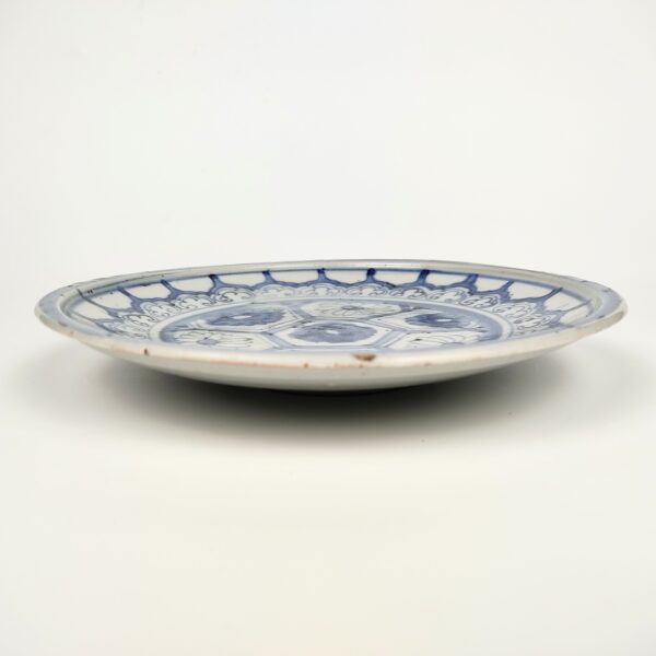 初期伊万里 亀甲菊文七寸皿 – 古美術西川