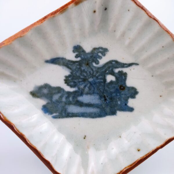 伊万里 染付コンニャク印判菊流水文菱形豆皿 – 古美術西川