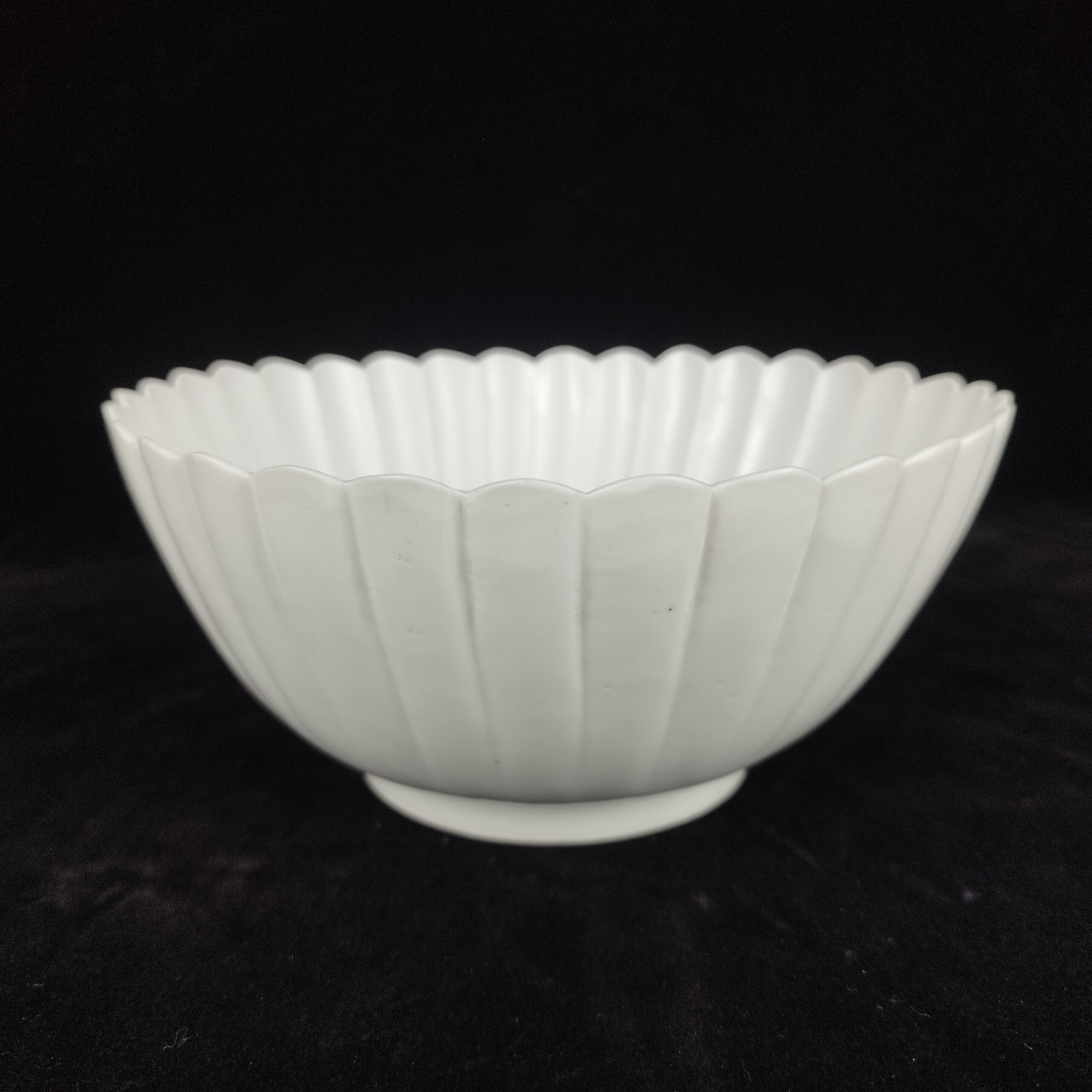 伊万里 柿右衛門白磁菊割小鉢 8客組 – 古美術西川