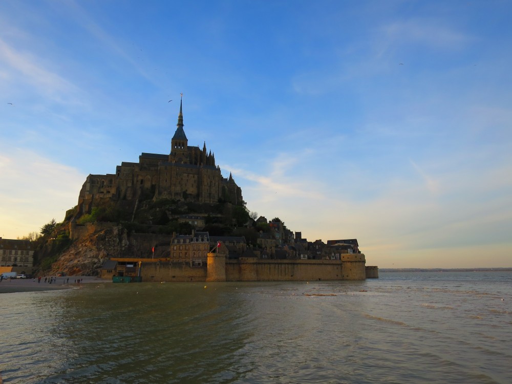 海に浮かぶモンサンミッシェル＆パリ街歩きツアー2026
