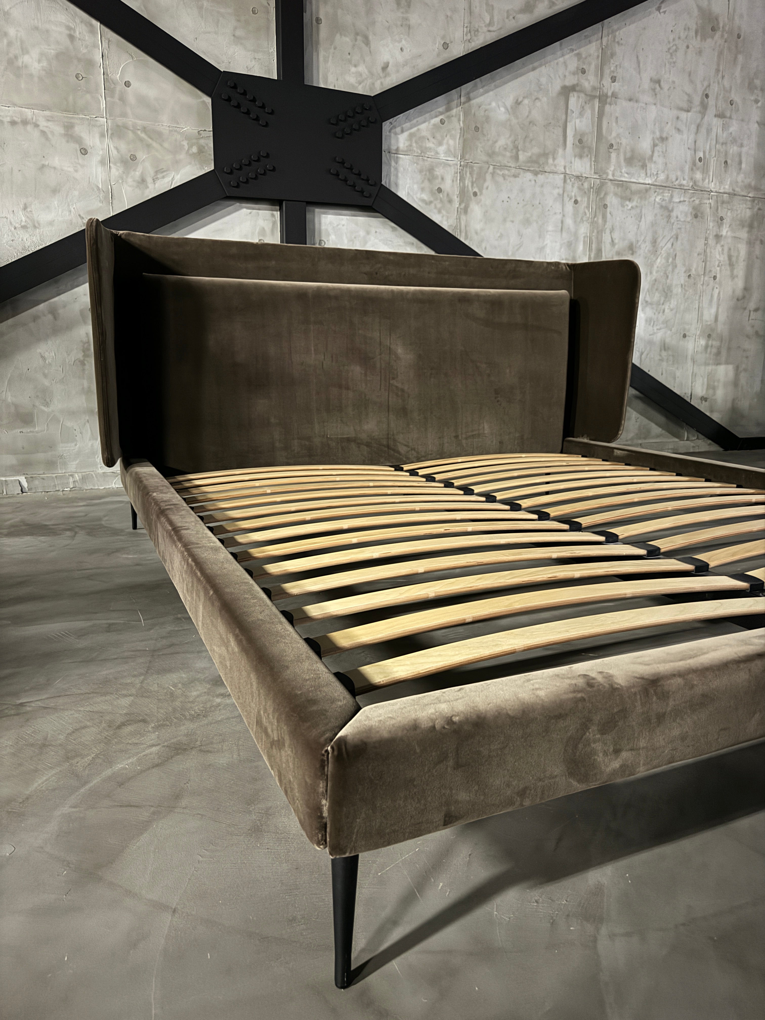 ボーコンセプト Austin クイーンベッド – A5rank Furniture.TOKYO