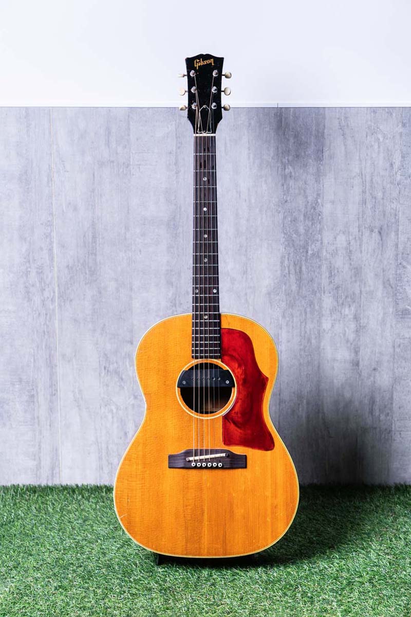 ひぐちけいが愛用するギブソンB-25とアコギ用ペダルボード