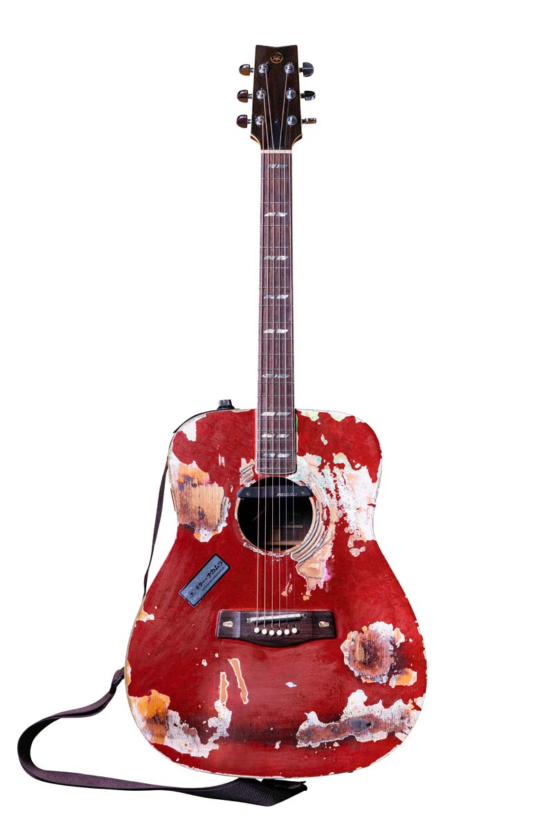 鈴木実貴子（鈴木実貴子ズ）が愛用する、ロックなルックスのヤマハFG