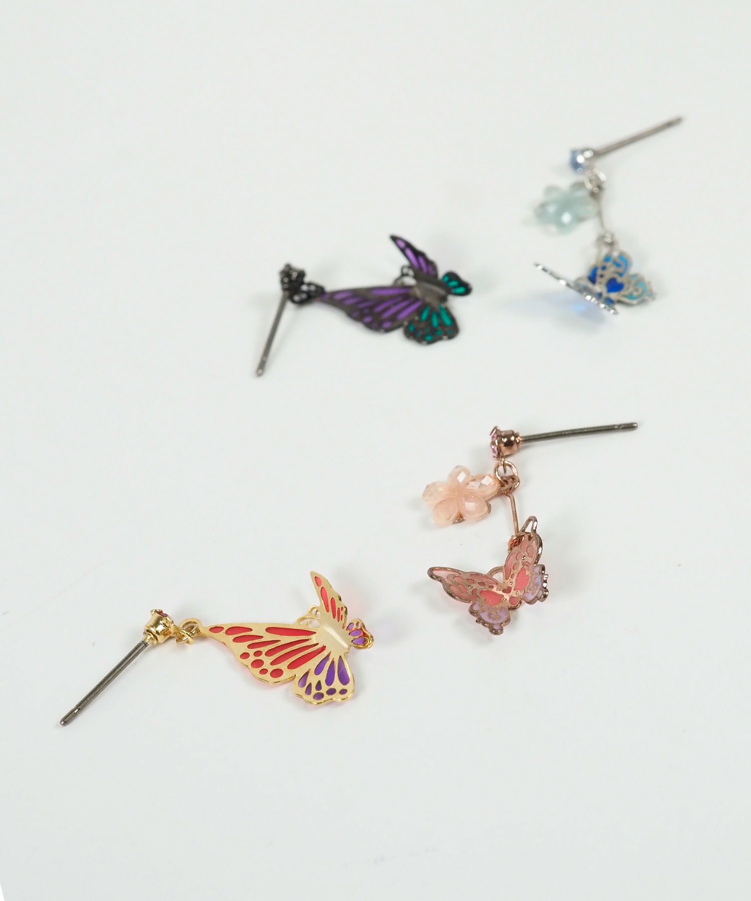 アシンメトリー蝶々チタンポストピアス | 【公式】MUK ONLINE SHOP