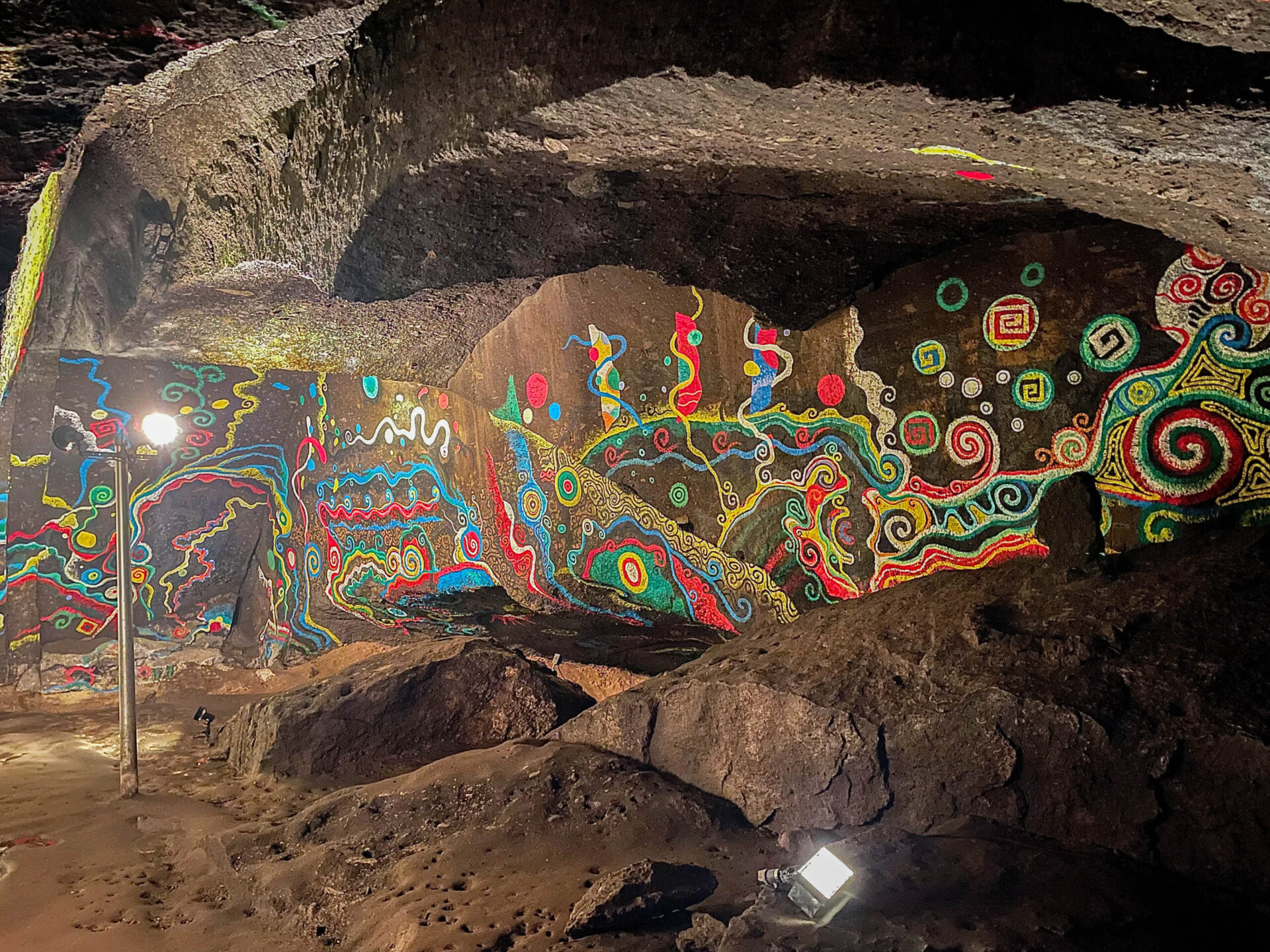 熊襲の穴」（くまそのあな）神話の世界へ！モダンアートが彩る神秘的な