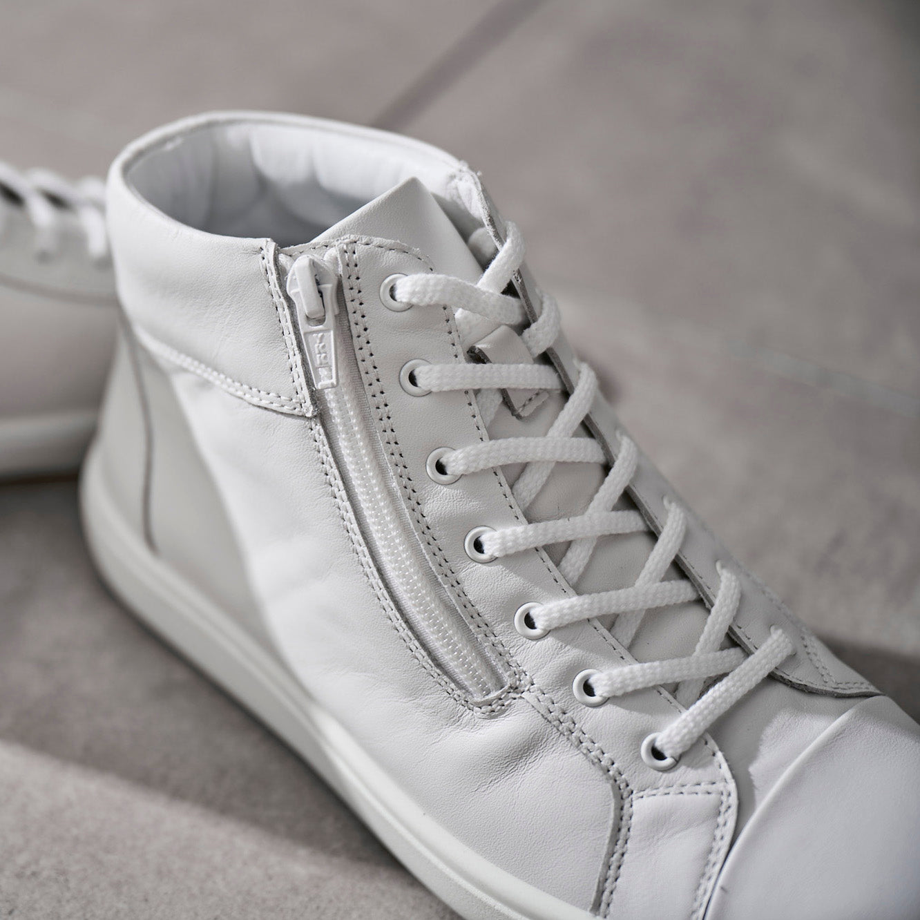 アキレス・ソルボ N 518 白｜ミニマル レザーハイカットスニーカー
