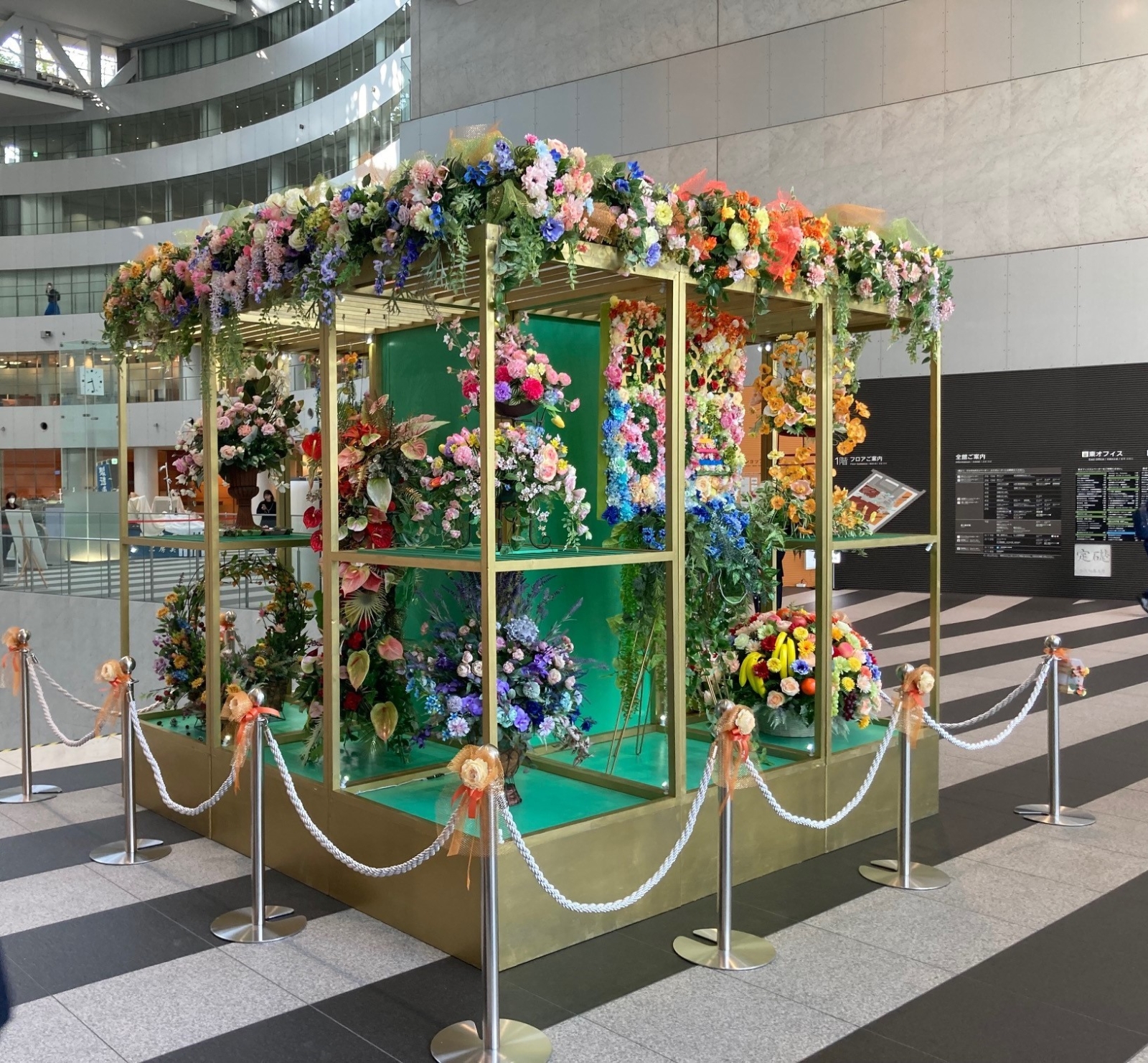 おかげさまで30周年】1F北口玄関に館内を彩る「フラワーオブジェ」を