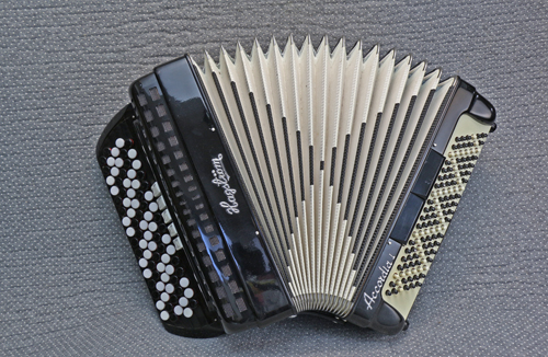 43音域120ベースの中型のGuerrini製です。120ベース | アコーディオン