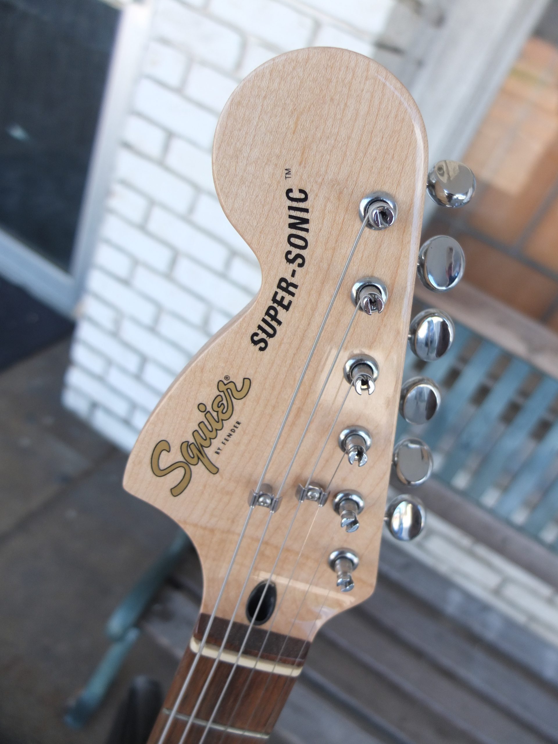 Squier Paranormal Super-Sonic 2021 – Present – Shell Pink – Action