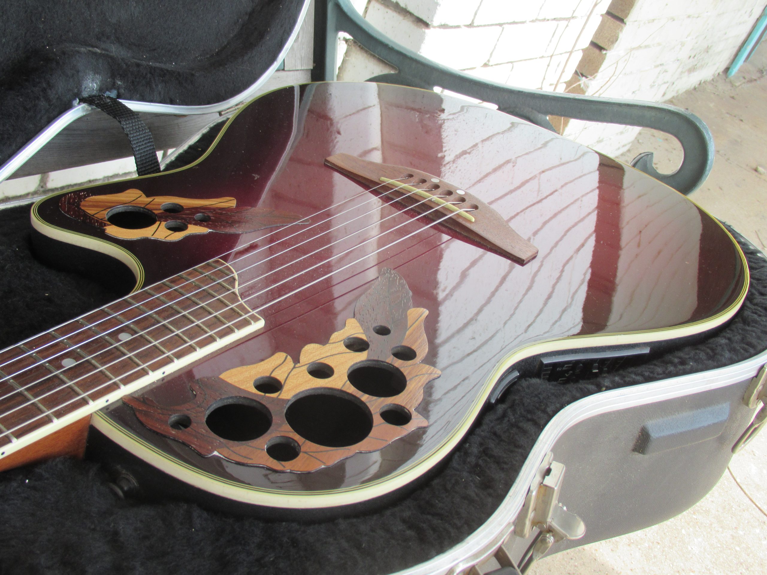 Ovation CS257 Celebrity Deluxe Shallow Bowl – Burgundy Burst