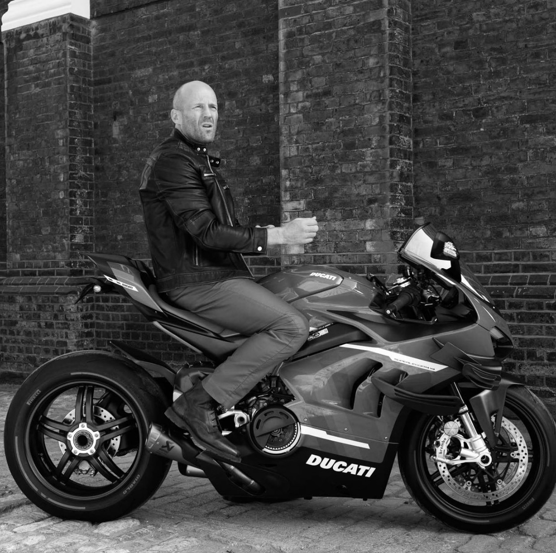 ジェイソン・ステイサムが『エクスペンダブルズ4』撮影現場でバイクに