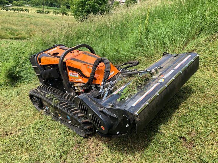 45度の急斜面もおまかせ！マルチに使えるラジコン草刈機7選｜マイナビ農業