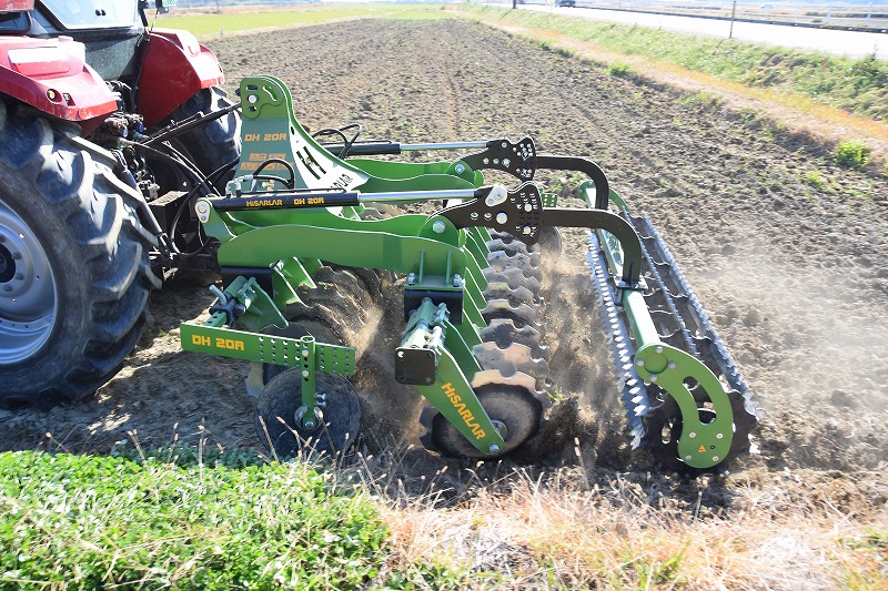 水田耕起の手間とコストが1/4に。農家が使って実感した『ラバータイプ
