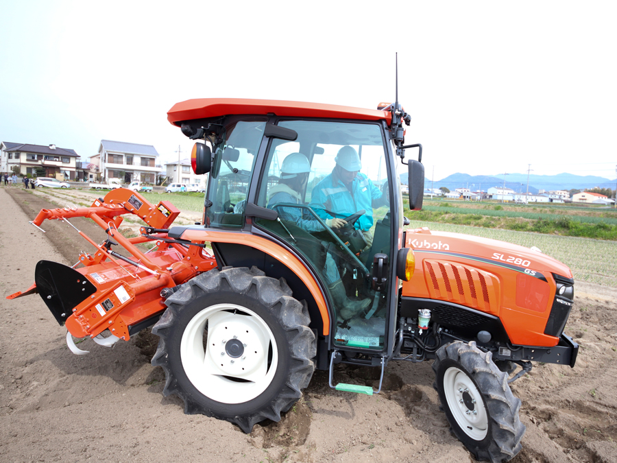 直進アシスト機能で、誰にでも・簡単に・キレイな機械作業が―『クボタ