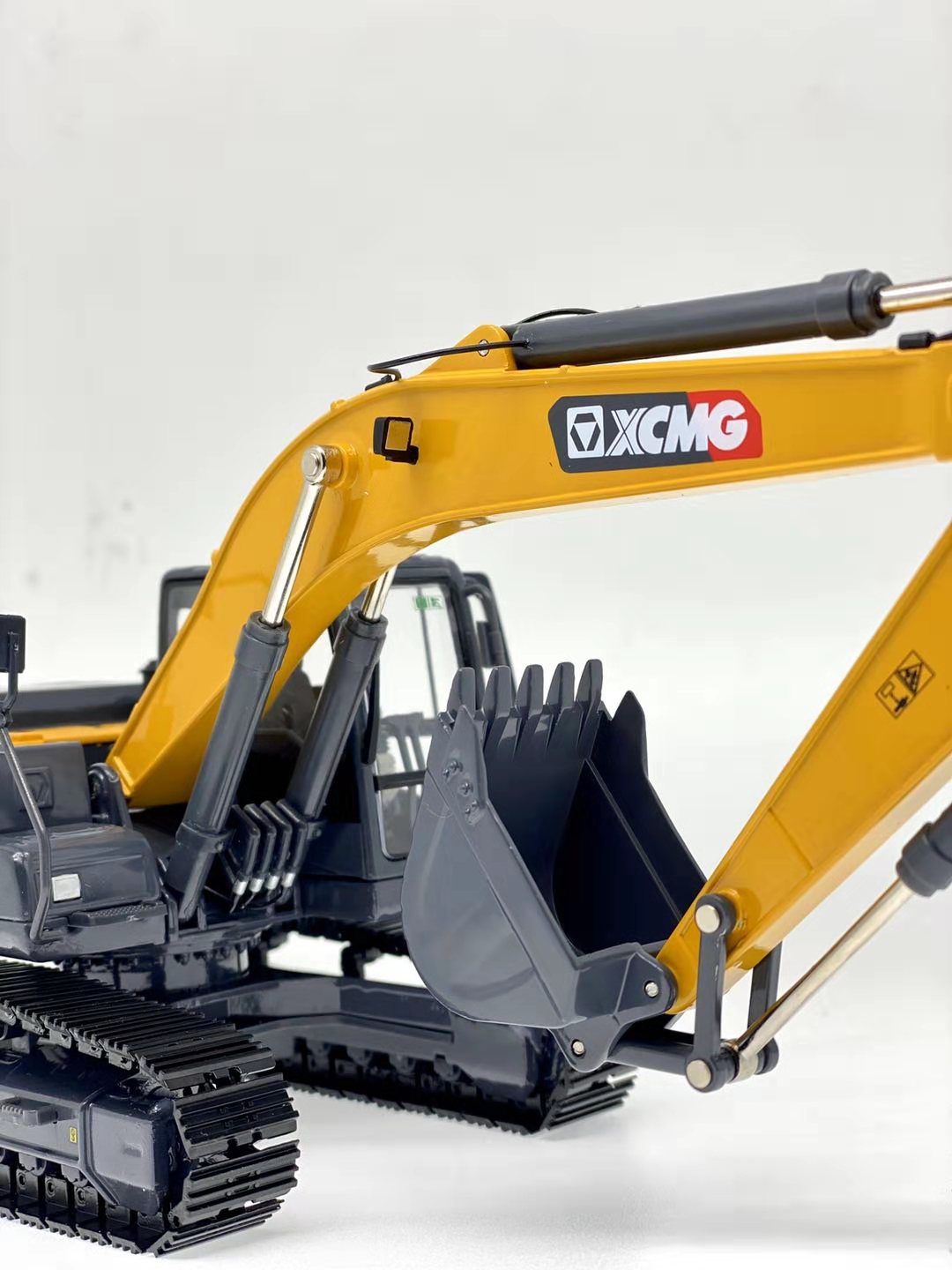 1:35 Scale Diecast XCMG XE215DA Excavator Model Yellow Cab Open