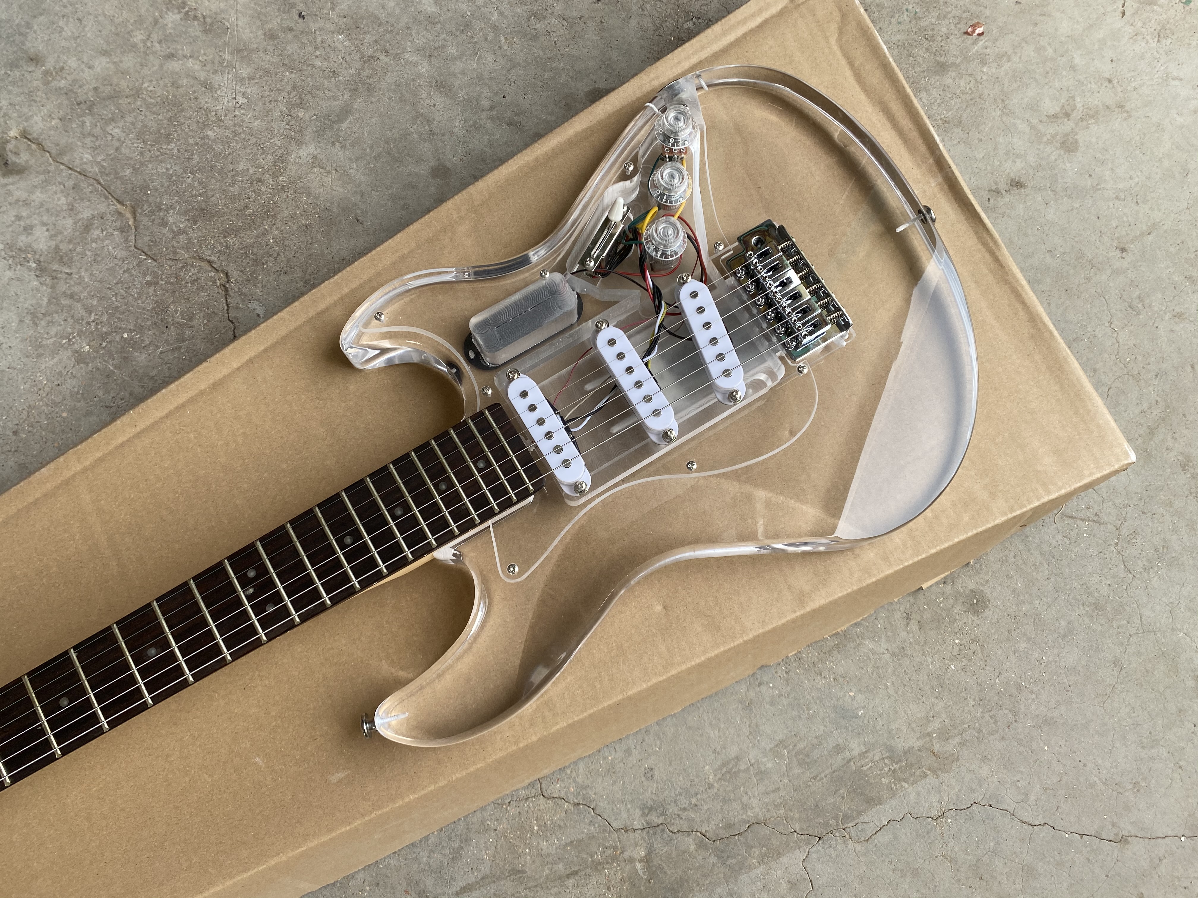 在庫あり Acepro レッド LED ライトエレキギター、透明アクリルボディ