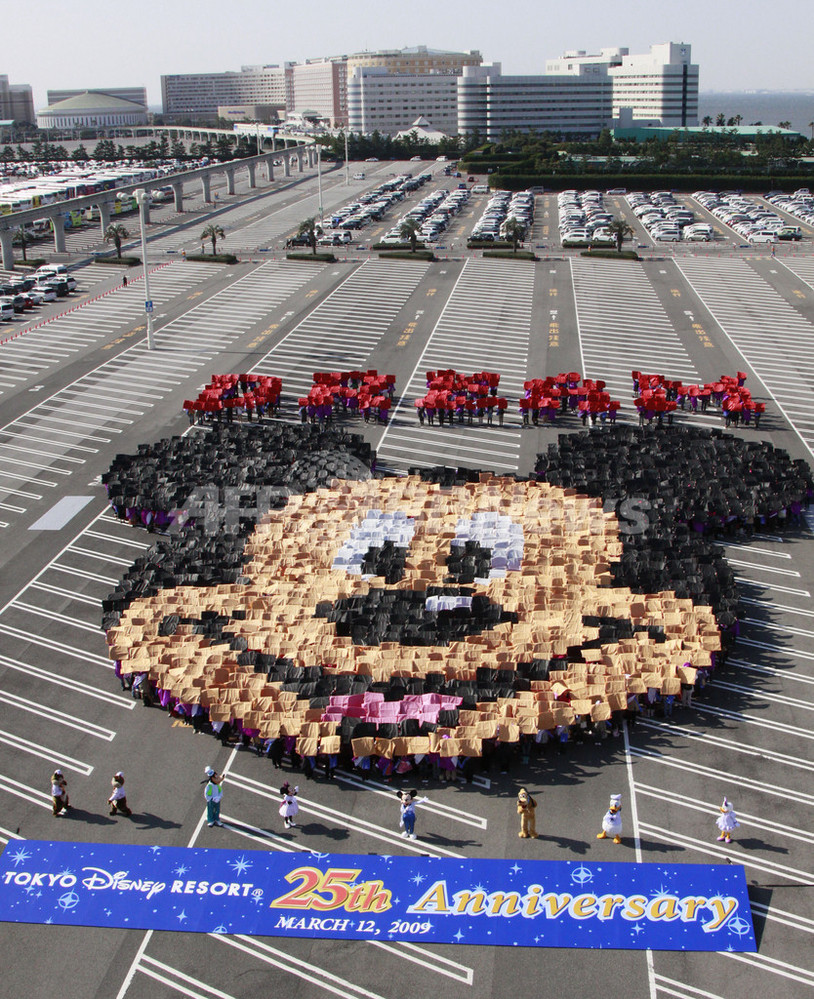 2500人で人文字ミッキー、ディズニーランド開園25周年を記念 写真6枚