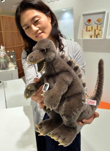 元祖ゴジラのぬいぐるみ、テディベアのシュタイフ社制作 東京 写真3枚