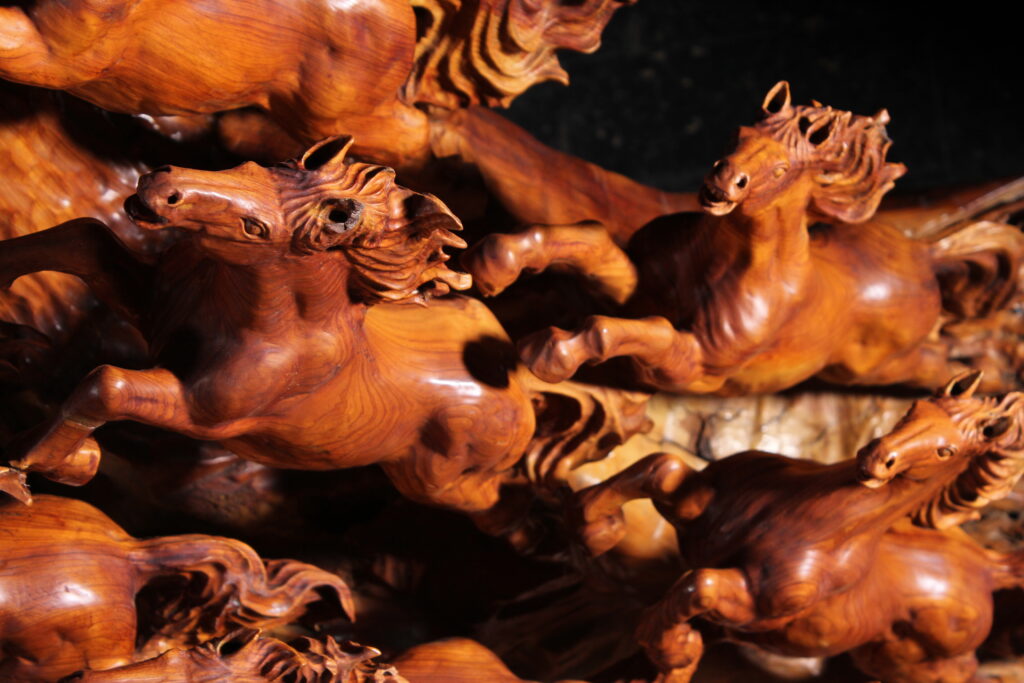 木彫りの馬群 | 赤富士竜市