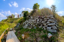 水口岡山城 [中編] 本丸南斜面には破壊された高石垣の残骸が大量出土