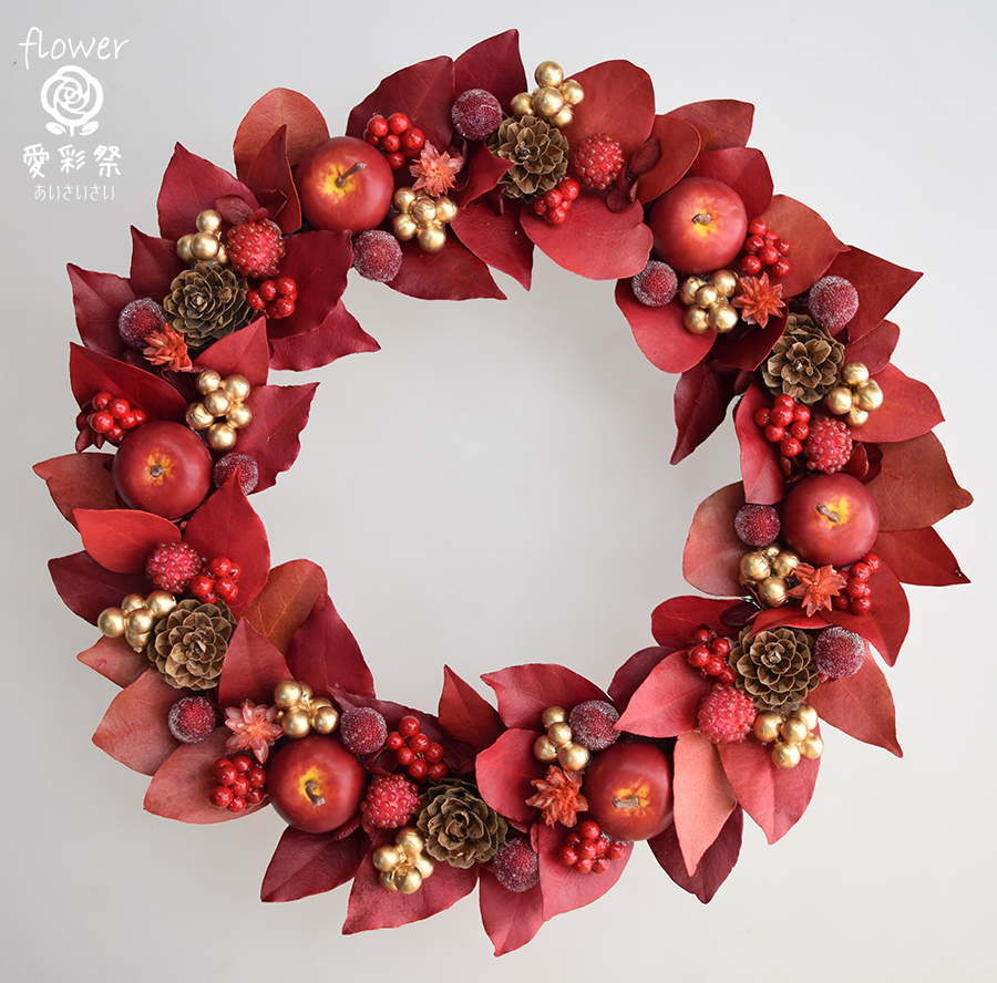 月桂樹の葉に金色の実をちりばめたクリスマスリース（25cm