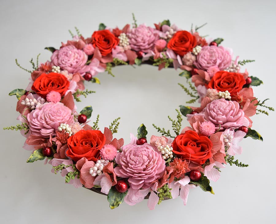 華やかな色合いのプリザーブドフラワーリース 赤いバラとピンクの