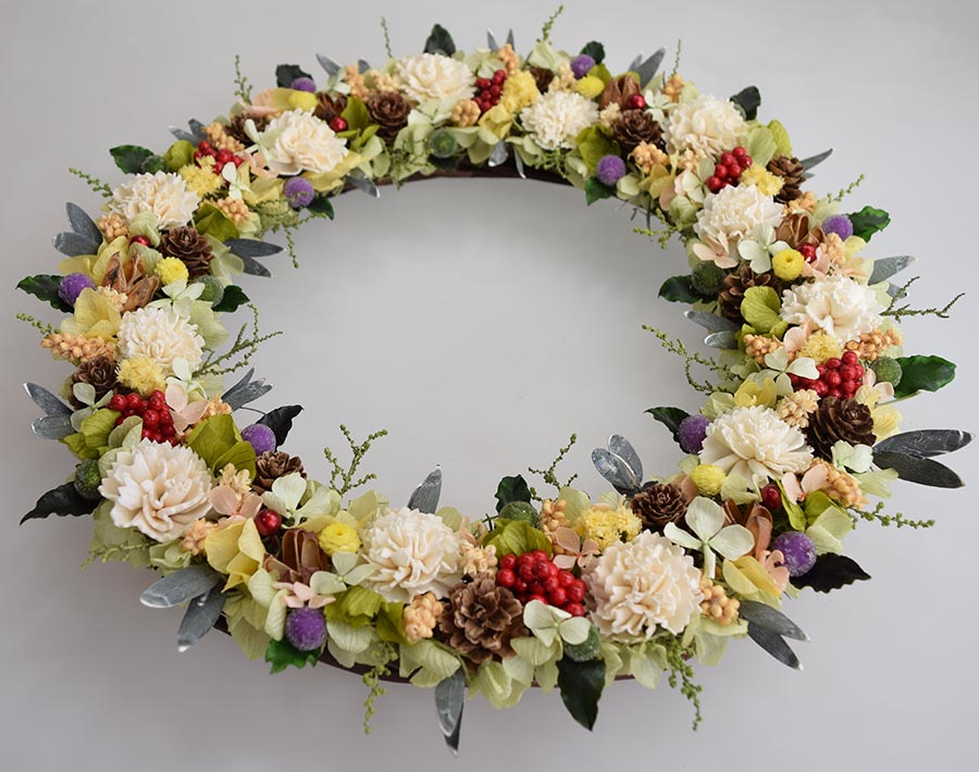 白いお花と木の実のカラフルなドライフラワーリース（34cm