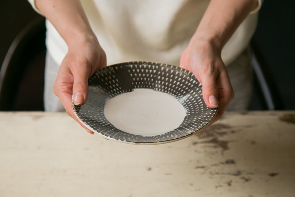 Pヘリンボーン 六寸丸皿 ホワイト | 波佐見焼のOEM オンラインショップ