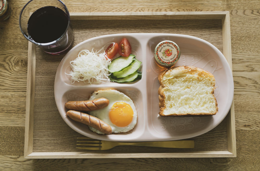 大人の仕切り皿 鉄線花 赤 | 波佐見焼のOEM オンラインショップ