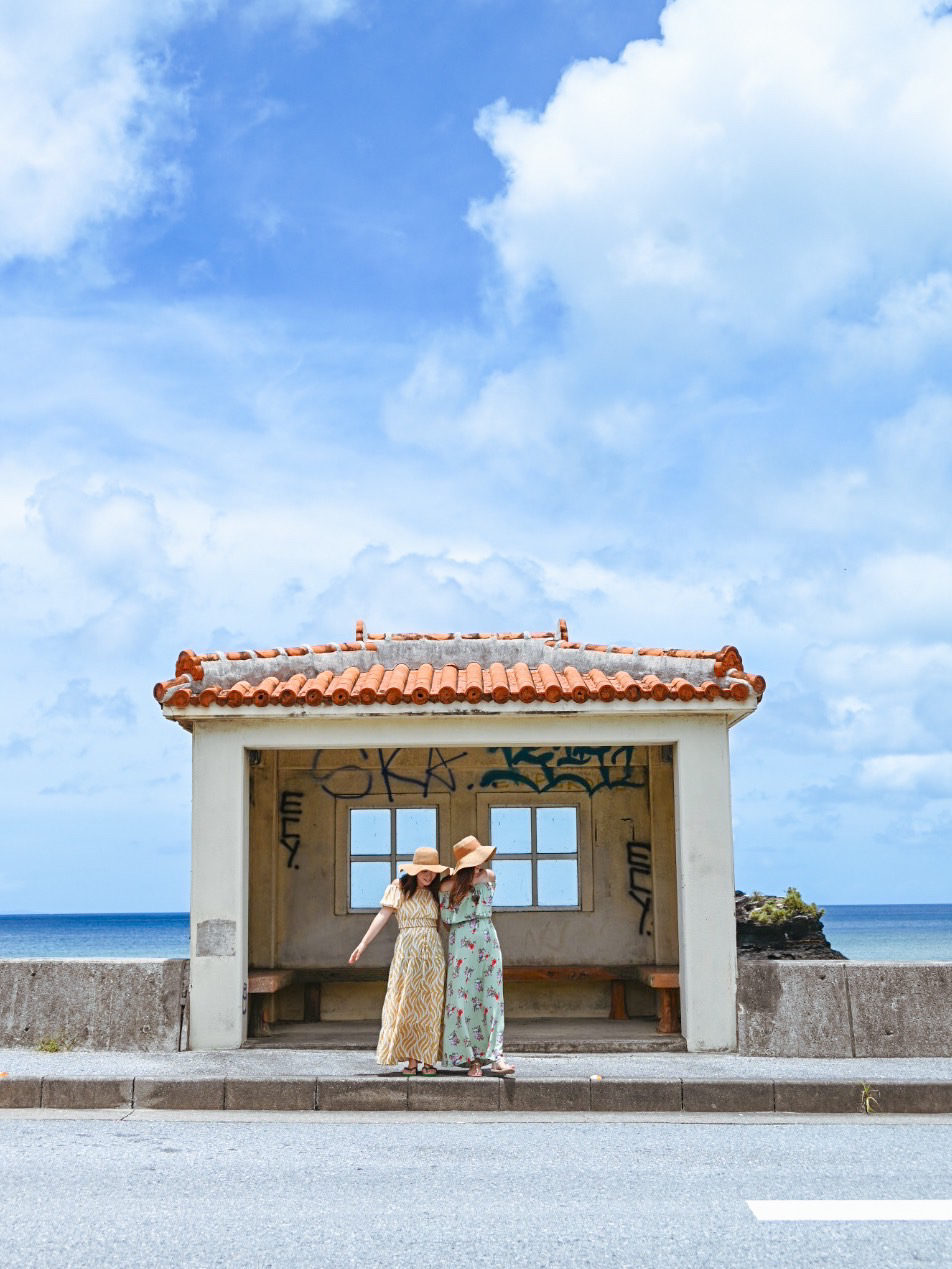 沖縄】海のそばにある赤瓦屋根の沖縄らしいバス停 | Trip.com 国頭郡