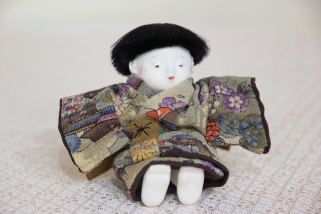 小さな御所人形です。職人がつくる手のひらサイズの豆御所人形