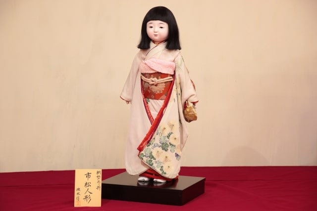 答礼人形です。大きさは25号（約81センチ）の市松人形です