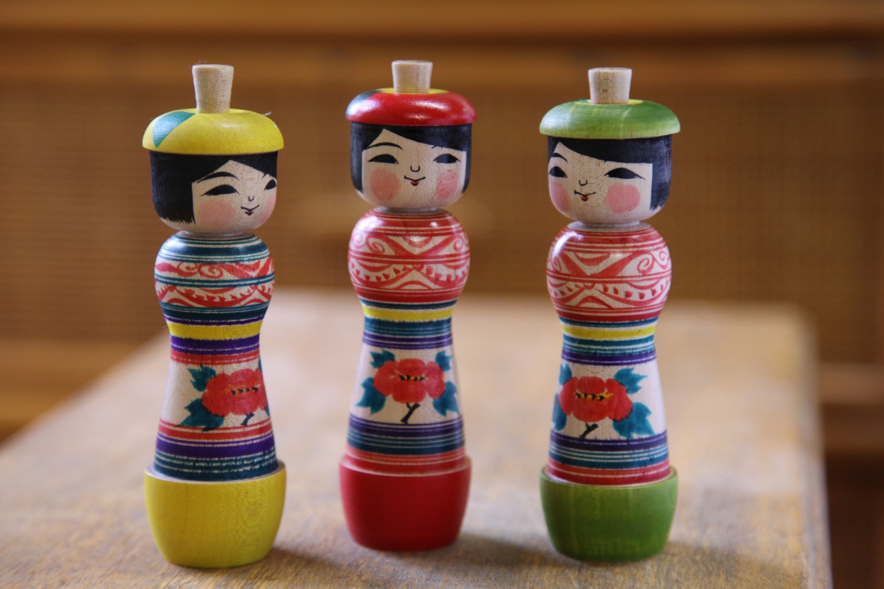 赤いほっぺと笑顔がかわいい津軽系こけしの「りんごこけし」｜まるごと