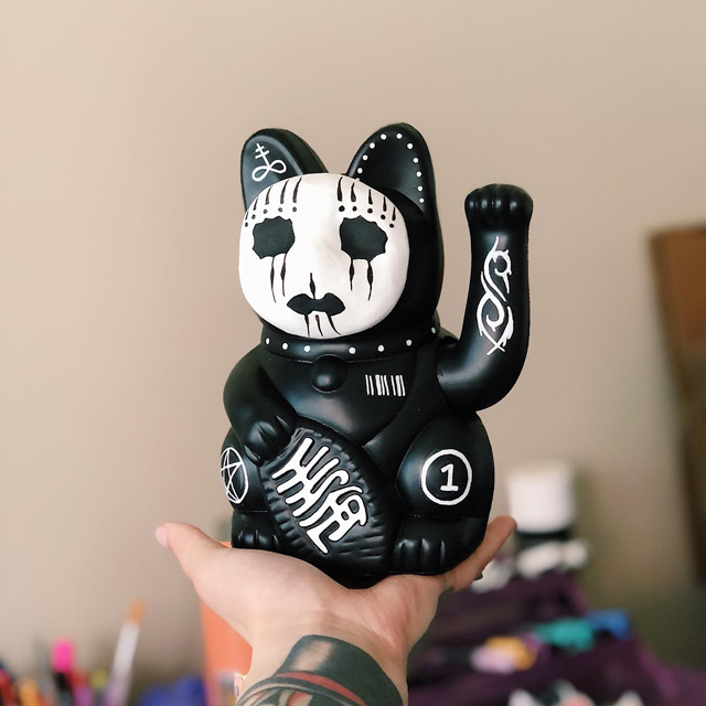 スリップノットやKoRnのメンバーなどを模した“招き猫”が話題に - amass