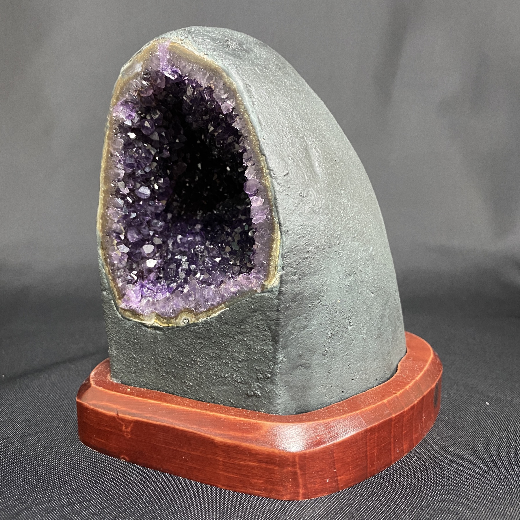 ウルグアイ産アメジストドーム ミニサイズ 2.3kg 台座付き【AMD-0002