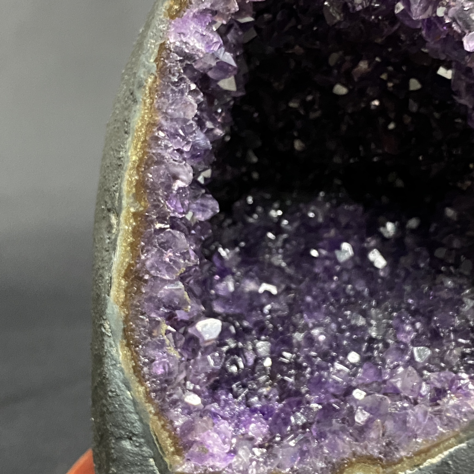 ウルグアイ産アメジストドーム ミニサイズ 2.3kg 台座付き【AMD-0002