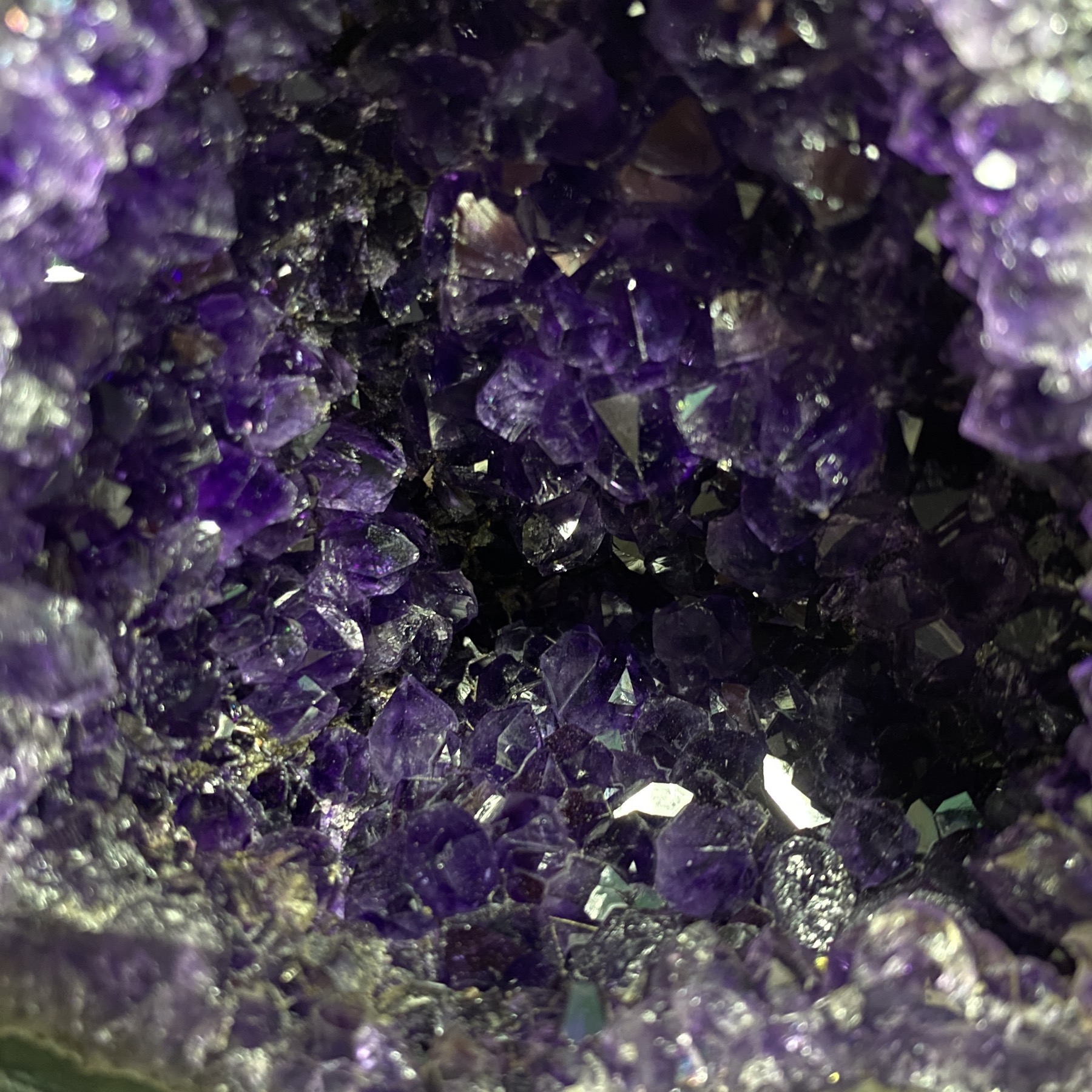 濃紫！ウルグアイ産アメジストドーム 3.02kg 台座付き【AMD-0004